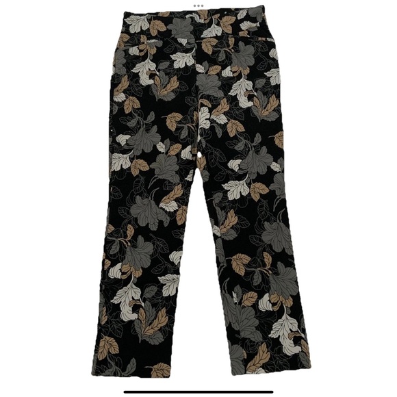 Perfect Stretch Chico’s Black Gray Floral Pull On Comfort Waist Pants Sz Medium - Picture 1 of 16